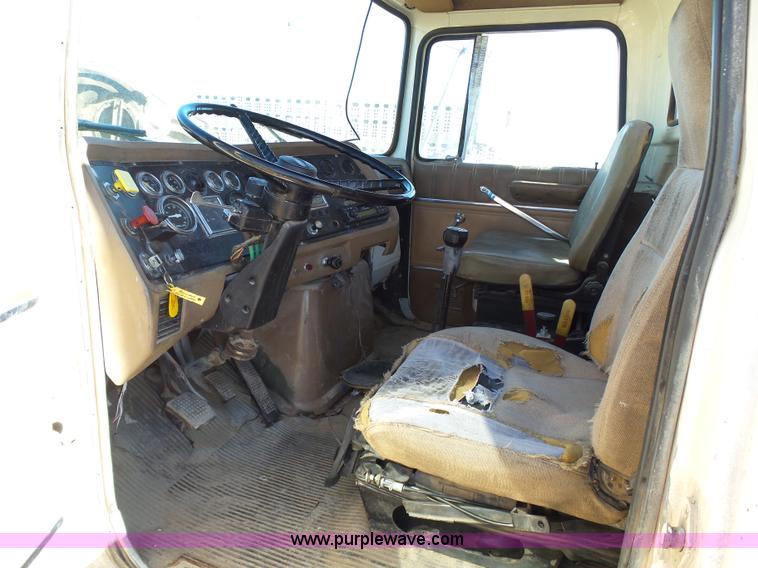 image for item J6230 1989 Ford LA9000 AeroMax 106 manure spreader truck