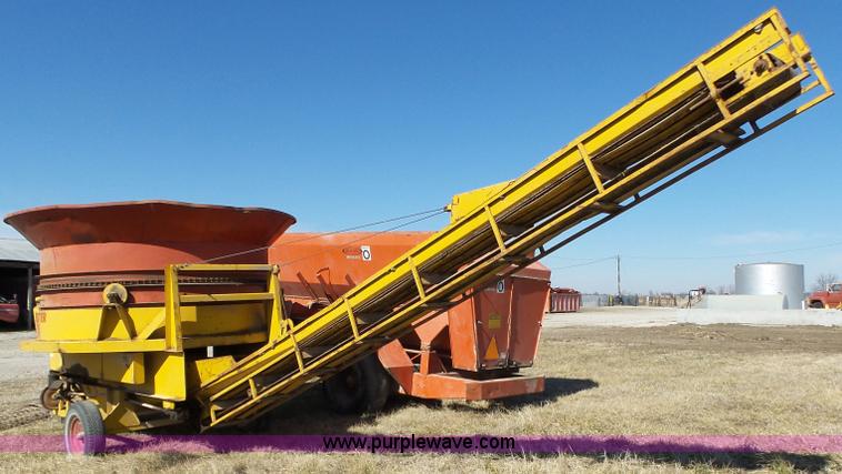 image for item J7672 HayBuster Big Bite H1000 bale processor