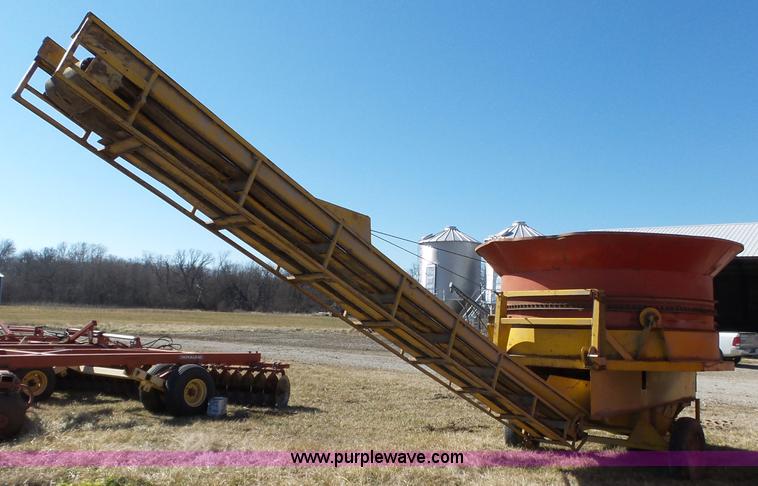 image for item J7672 HayBuster Big Bite H1000 bale processor