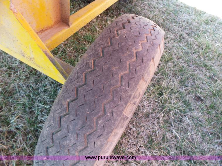 image for item J7672 HayBuster Big Bite H1000 bale processor