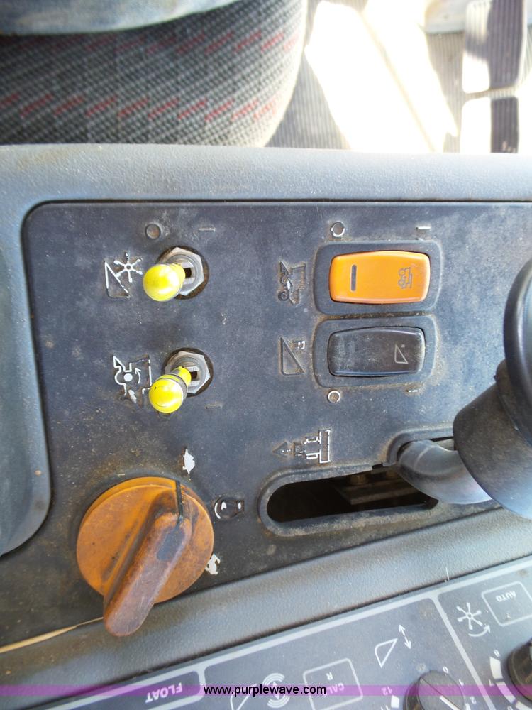 image for item J7674 2003 Massey-Ferguson 9790 RWA combine