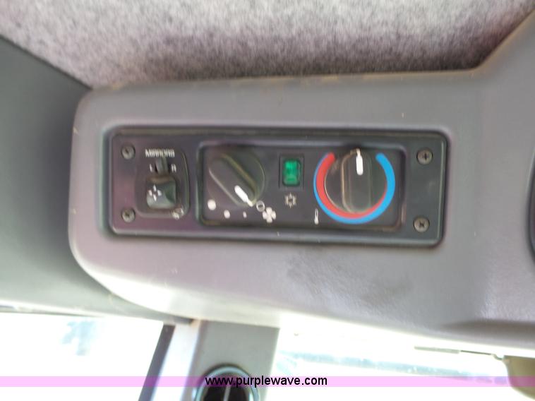 image for item J7674 2003 Massey-Ferguson 9790 RWA combine