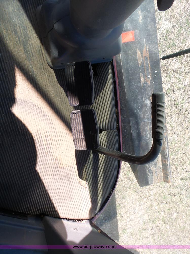 image for item J7674 2003 Massey-Ferguson 9790 RWA combine