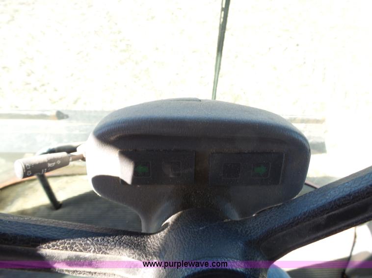 image for item J7674 2003 Massey-Ferguson 9790 RWA combine