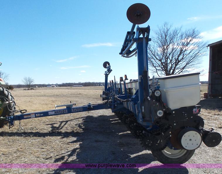 image for item J7675 2010 Kinze 3200 no-till planter