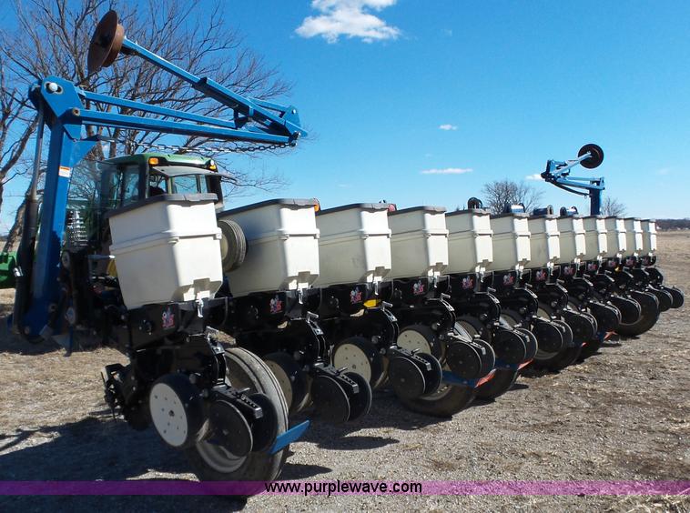 image for item J7675 2010 Kinze 3200 no-till planter