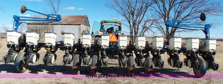 image for item J7675 2010 Kinze 3200 no-till planter