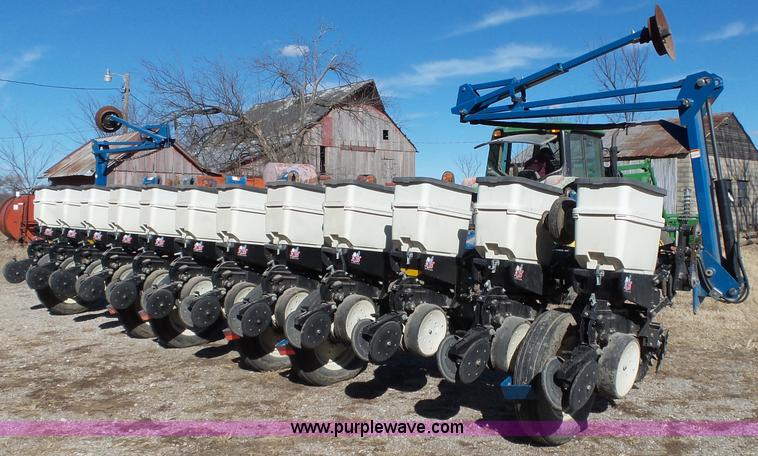 image for item J7675 2010 Kinze 3200 no-till planter