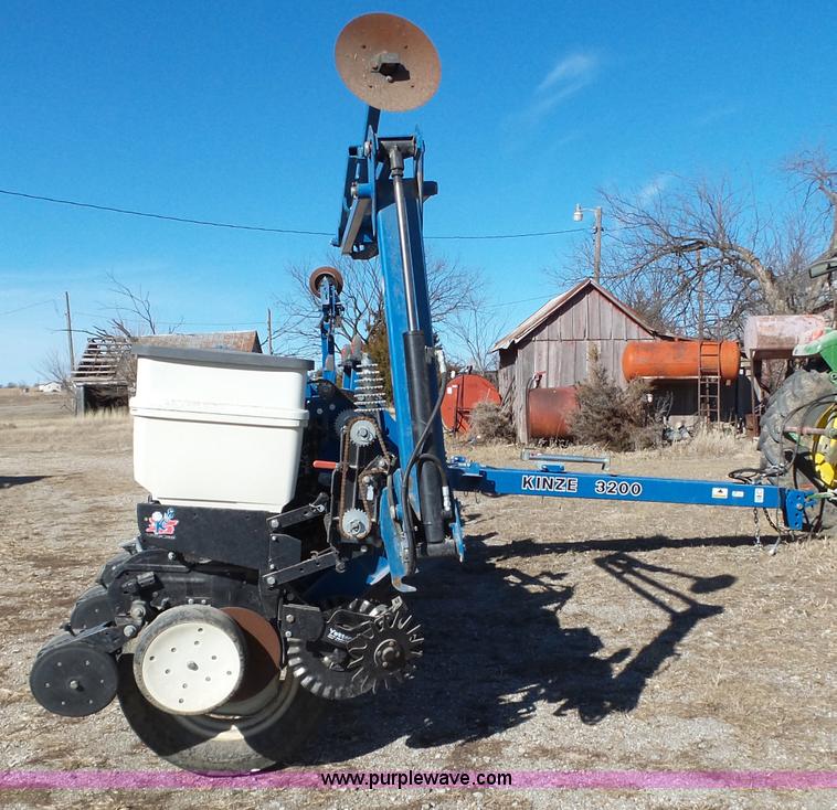 image for item J7675 2010 Kinze 3200 no-till planter