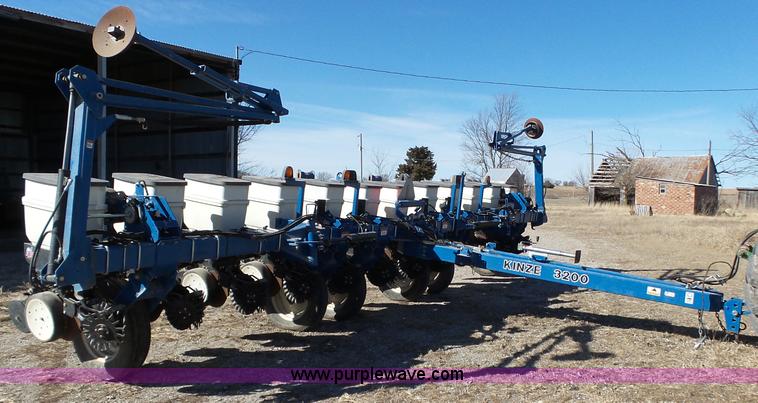 image for item J7675 2010 Kinze 3200 no-till planter