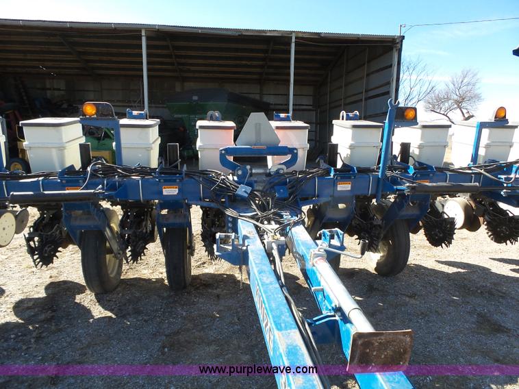 image for item J7675 2010 Kinze 3200 no-till planter