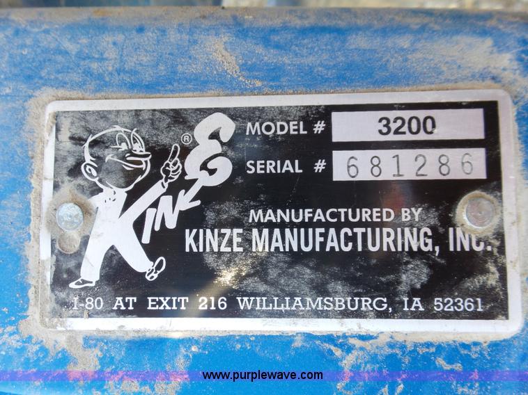 image for item J7675 2010 Kinze 3200 no-till planter
