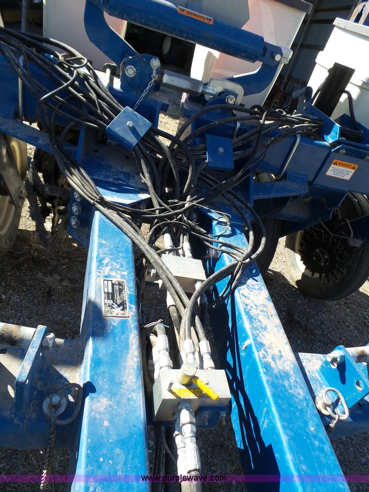 image for item J7675 2010 Kinze 3200 no-till planter