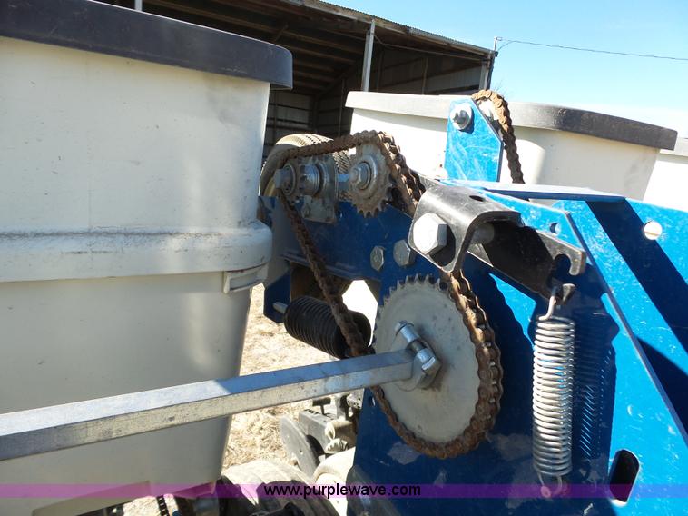 image for item J7675 2010 Kinze 3200 no-till planter