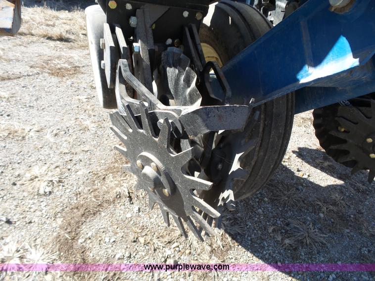 image for item J7675 2010 Kinze 3200 no-till planter