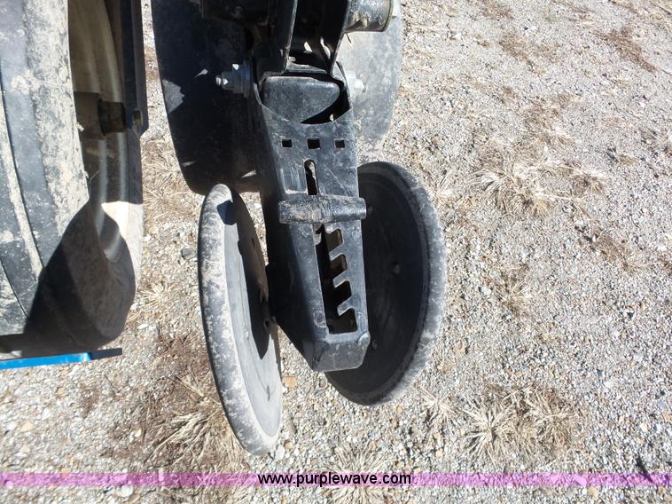 image for item J7675 2010 Kinze 3200 no-till planter