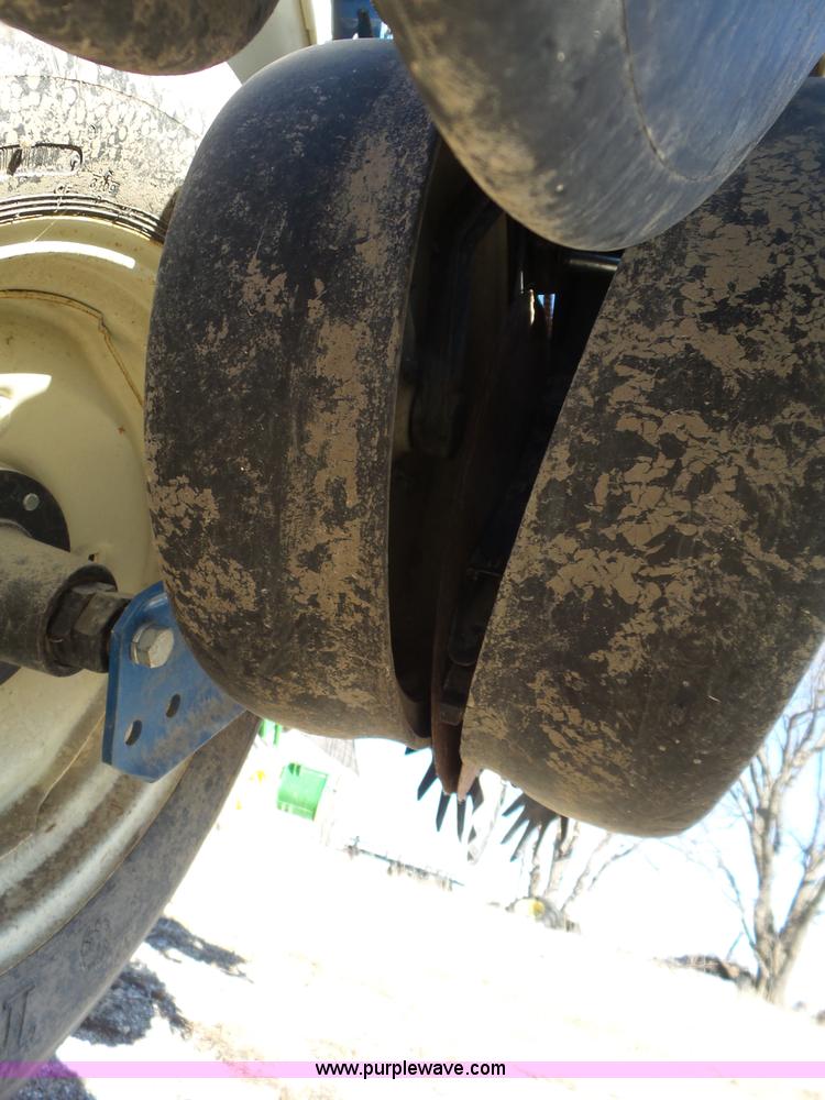 image for item J7675 2010 Kinze 3200 no-till planter