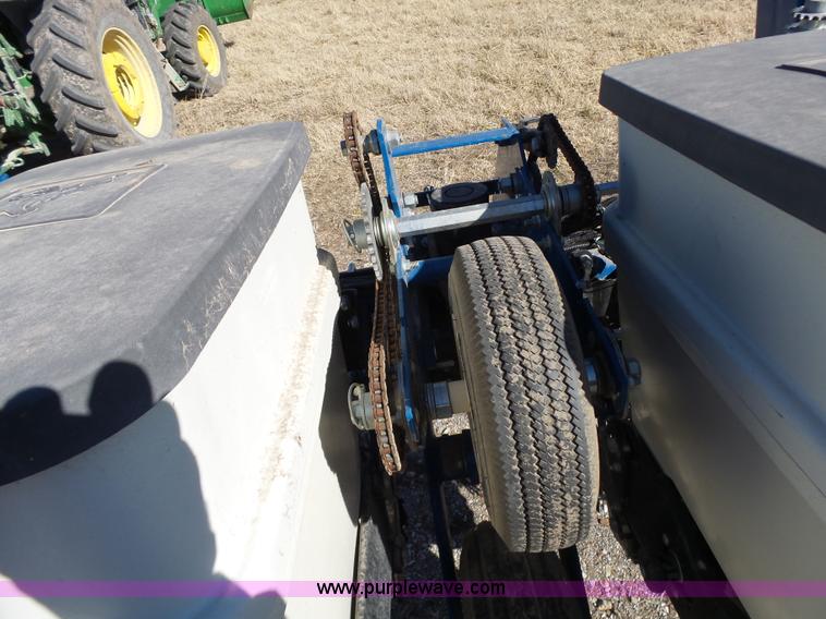 image for item J7675 2010 Kinze 3200 no-till planter