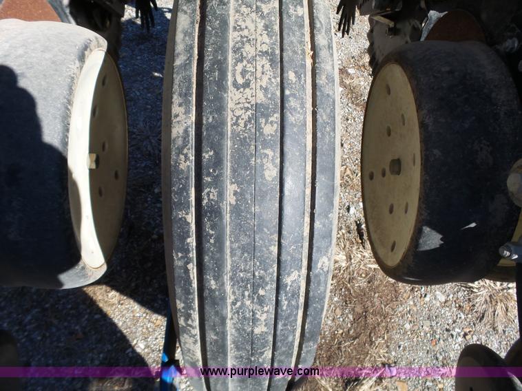 image for item J7675 2010 Kinze 3200 no-till planter