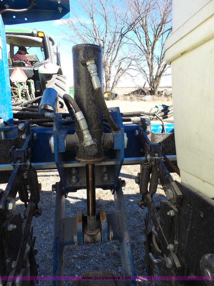 image for item J7675 2010 Kinze 3200 no-till planter