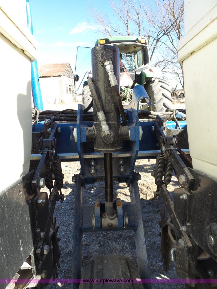 image for item J7675 2010 Kinze 3200 no-till planter