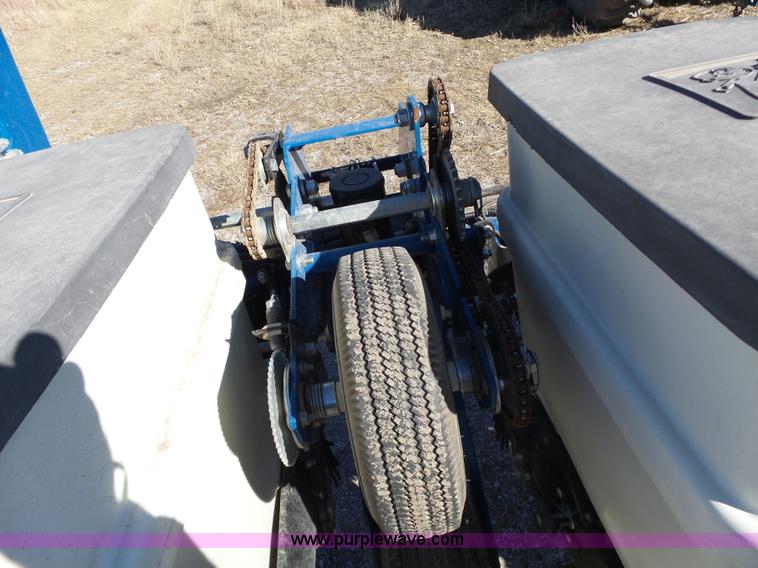 image for item J7675 2010 Kinze 3200 no-till planter