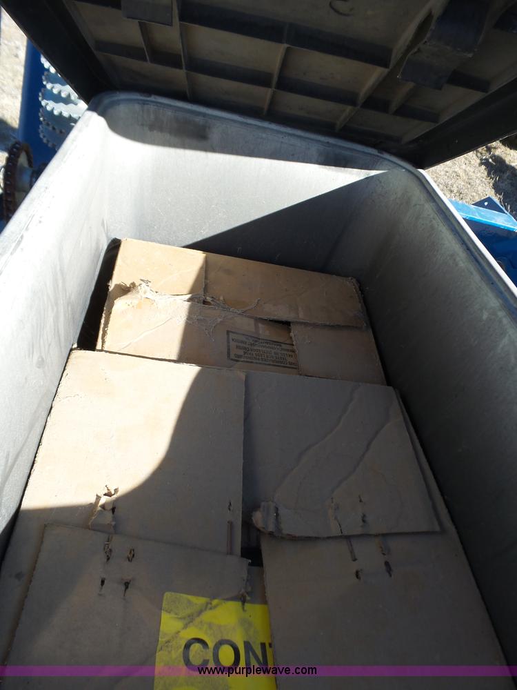 image for item J7675 2010 Kinze 3200 no-till planter