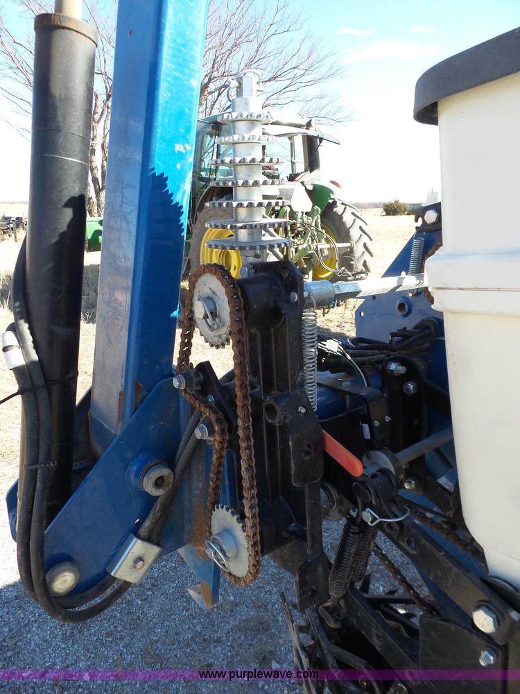 image for item J7675 2010 Kinze 3200 no-till planter