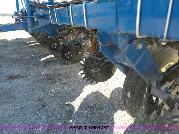 image for item J7675 2010 Kinze 3200 no-till planter
