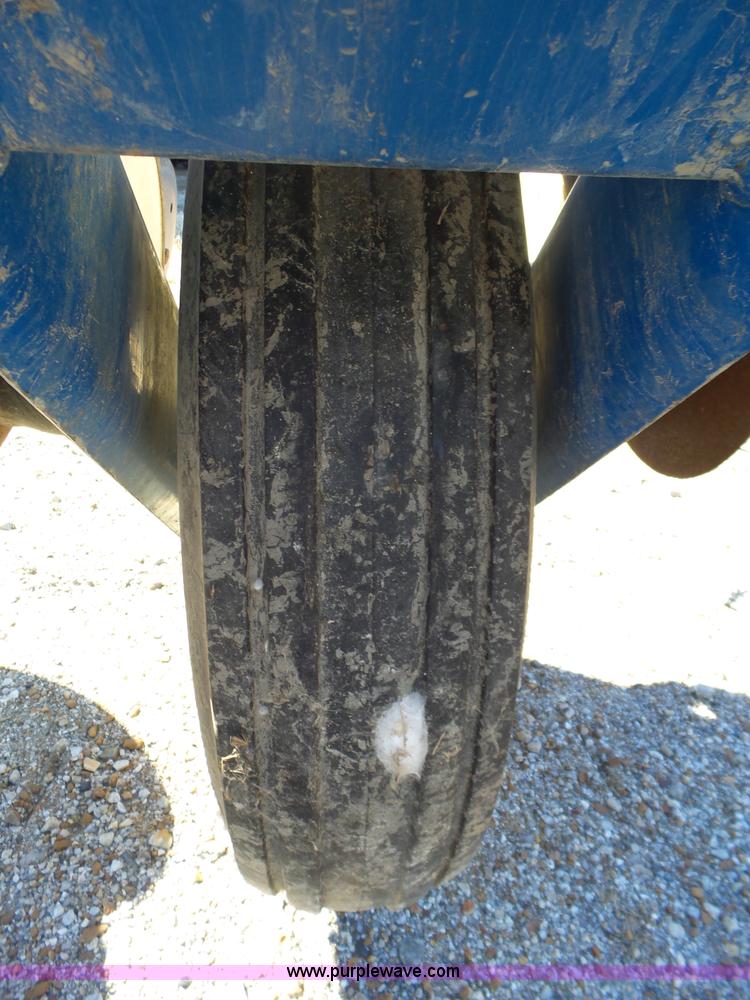 image for item J7675 2010 Kinze 3200 no-till planter