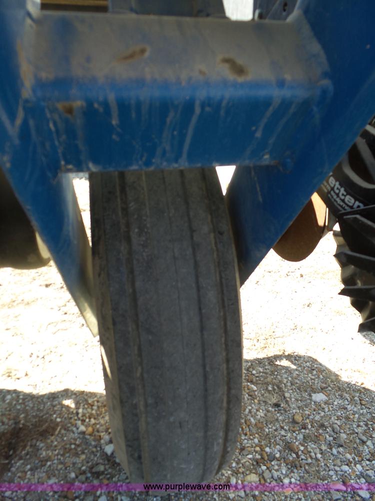 image for item J7675 2010 Kinze 3200 no-till planter