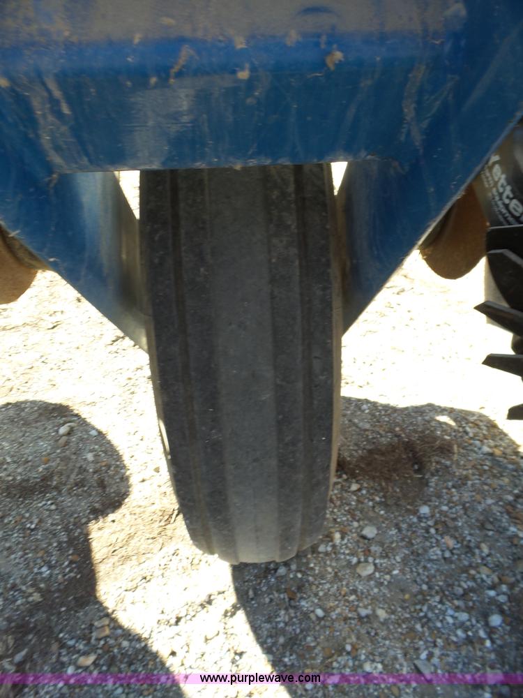 image for item J7675 2010 Kinze 3200 no-till planter