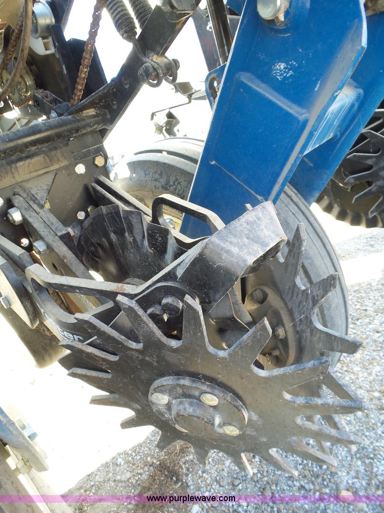 image for item J7675 2010 Kinze 3200 no-till planter