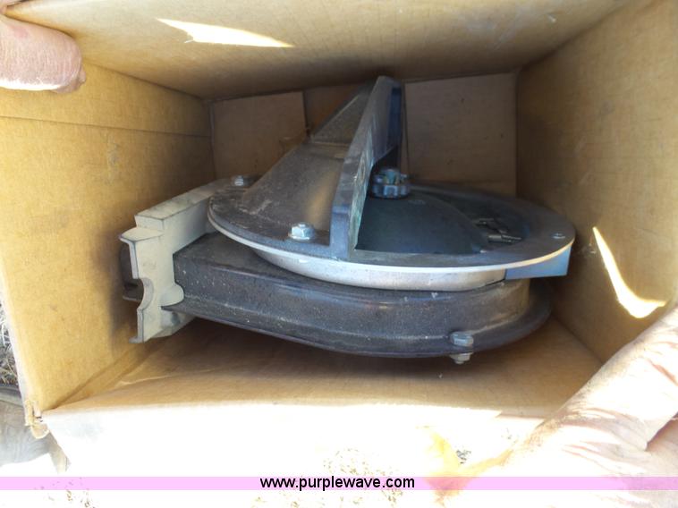 image for item J7675 2010 Kinze 3200 no-till planter