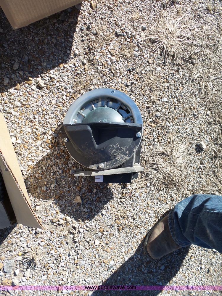 image for item J7675 2010 Kinze 3200 no-till planter