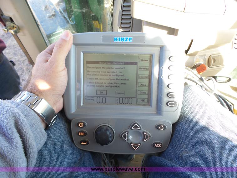 image for item J7675 2010 Kinze 3200 no-till planter