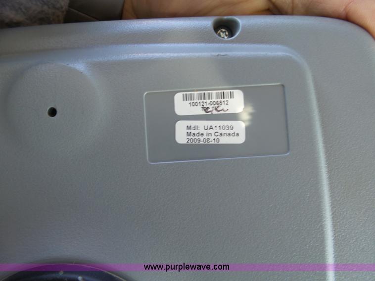 image for item J7675 2010 Kinze 3200 no-till planter