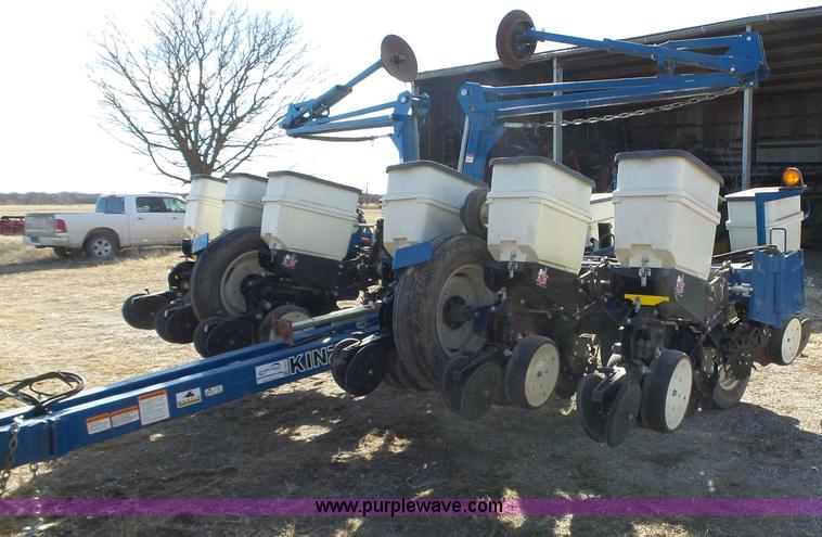 image for item J7675 2010 Kinze 3200 no-till planter