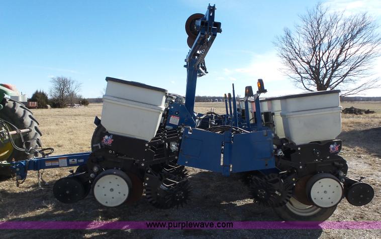 image for item J7675 2010 Kinze 3200 no-till planter