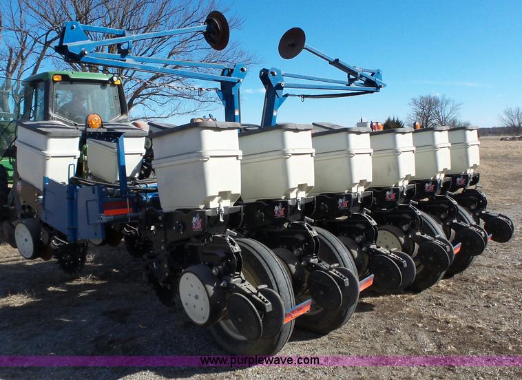 image for item J7675 2010 Kinze 3200 no-till planter