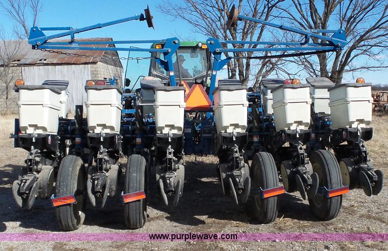 image for item J7675 2010 Kinze 3200 no-till planter
