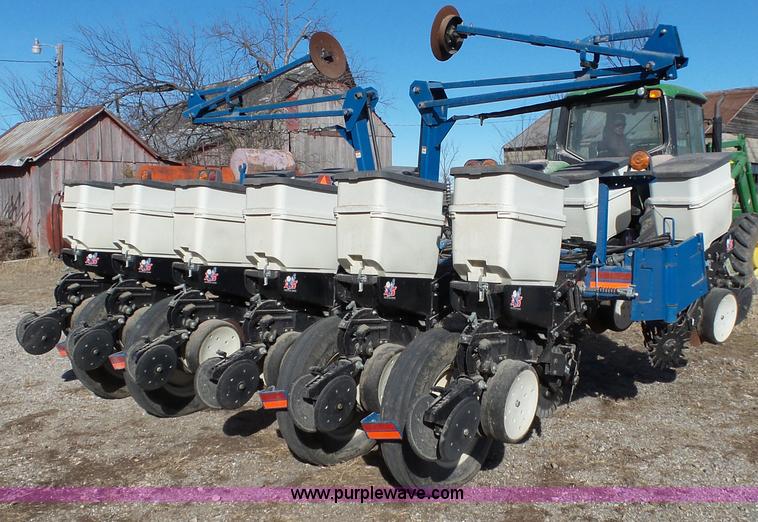 image for item J7675 2010 Kinze 3200 no-till planter