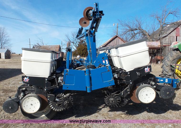 image for item J7675 2010 Kinze 3200 no-till planter