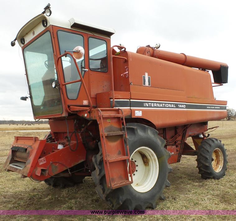 image for item J7678 1979 International 1440 combine