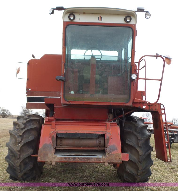 image for item J7678 1979 International 1440 combine