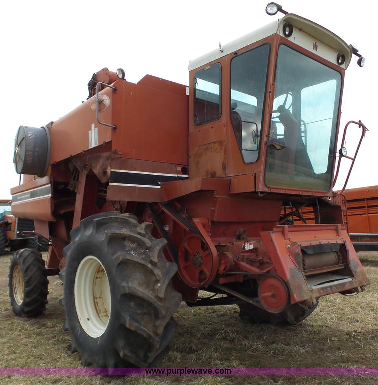 image for item J7678 1979 International 1440 combine