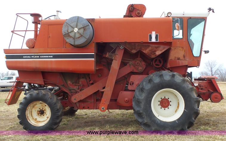 image for item J7678 1979 International 1440 combine
