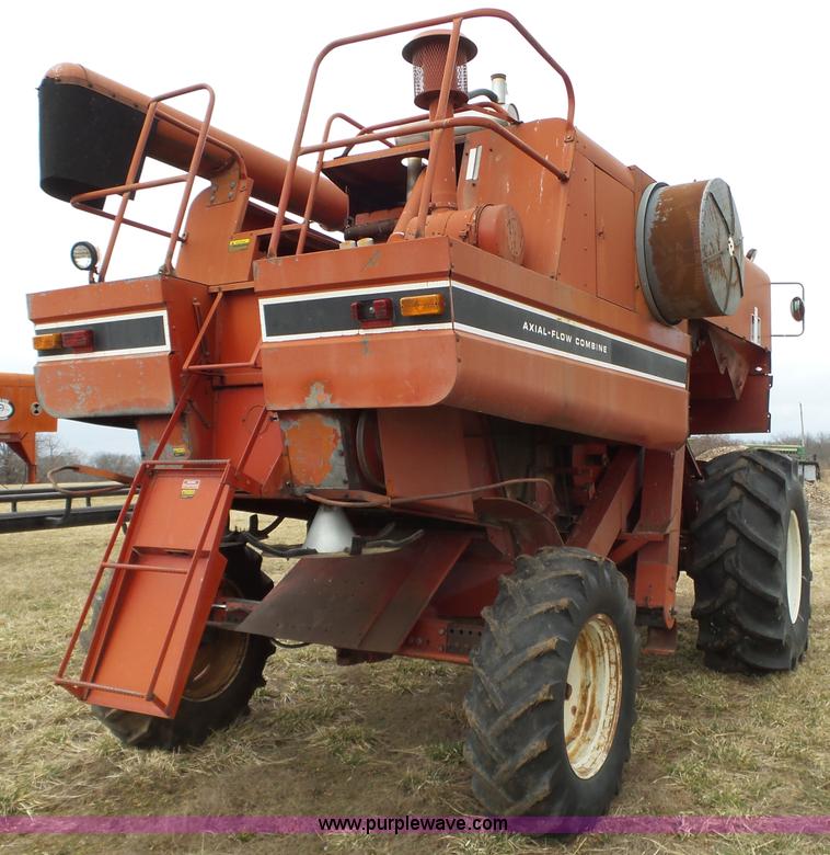image for item J7678 1979 International 1440 combine