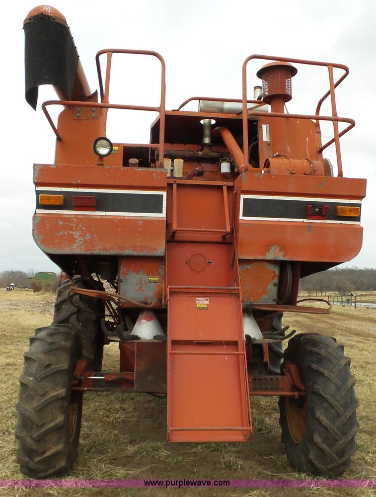 image for item J7678 1979 International 1440 combine