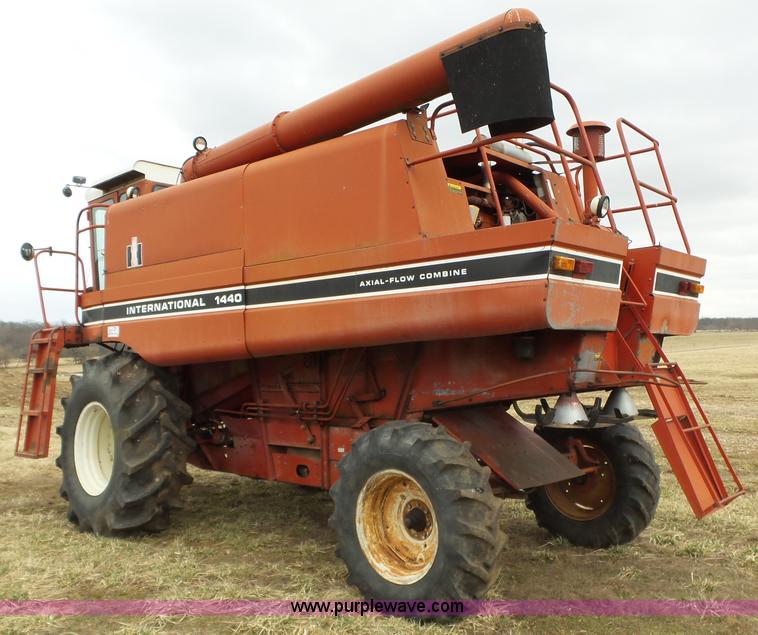 image for item J7678 1979 International 1440 combine